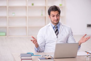 Teletıp konseptinde genç doktor