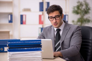 İş yerinde çalışan genç bir işadamı