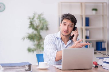 İş yerinde çalışan genç bir çalışan.