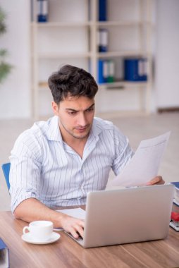 İş yerinde çalışan genç bir çalışan.