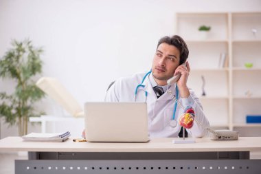 Teletıp konseptinde genç doktor