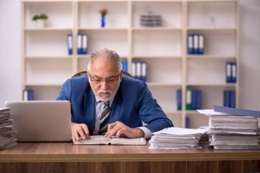 İş yerinde çalışan eski bir işadamı