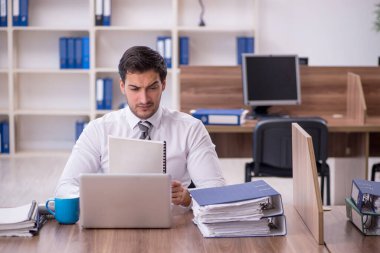 Genç işadamı ofisteki aşırı işten memnun değil.