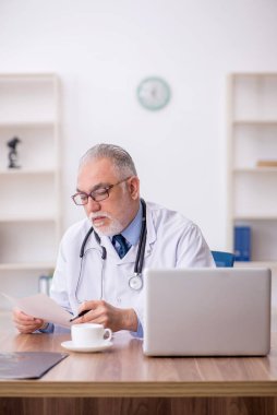 Hastanede çalışan yaşlı doktor.