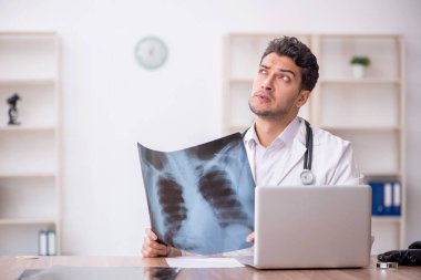 Hastanede çalışan genç doktor radyoloji uzmanı.