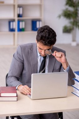 Ofiste çalışan genç bir çalışan.