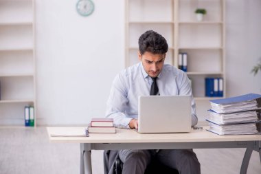 Ofiste çalışan genç bir çalışan.