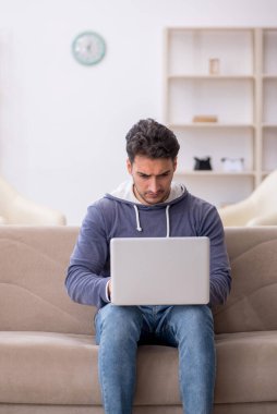 Salgın sırasında evden çalışan genç bir serbest çalışan.