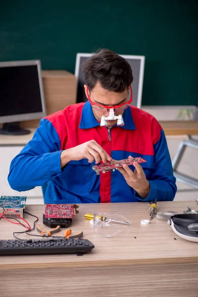 Jeune Réparateur Réparer Des Ordinateurs Dans Salle Classe — Photo
