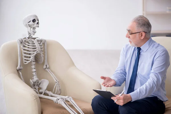 Vieux Psychologue Rencontre Avec Squelette — Photo