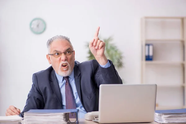 Old Employee Working Workplace — Stock Photo, Image
