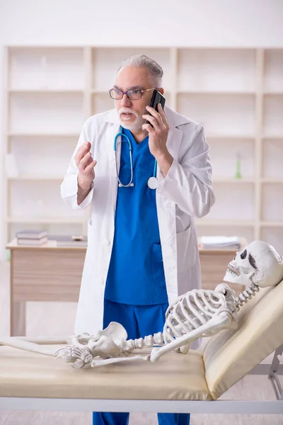 Old Male Doctor Skeleton Patient Hospital — Stock Fotó