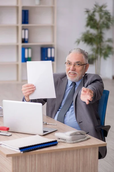 Old Employee Working Office — Stock Photo, Image