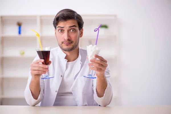 Ahli Kimia Muda Memeriksa Minuman Ringan Laboratorium — Stok Foto