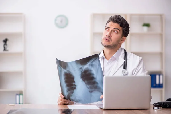 Giovane Medico Radiologo Che Lavora Ospedale — Foto Stock