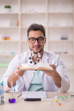 Laboratuvarda çalışan genç bir kimyager.