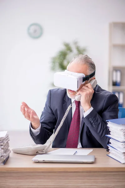 Vecchio Dipendente Che Indossa Occhiali Virtuali Sul Posto Lavoro — Foto Stock