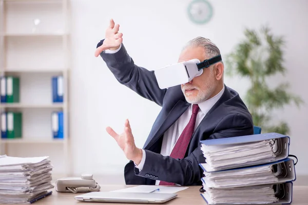 Pegawai Lama Memakai Kacamata Virtual Tempat Kerja — Stok Foto