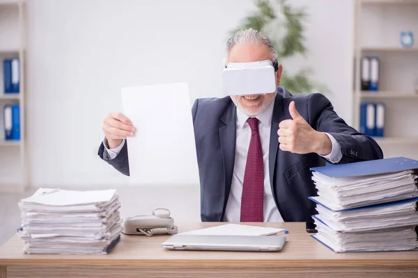 Oude Werknemer Draagt Virtuele Bril Werkplek — Stockfoto