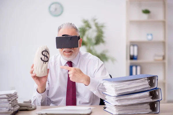 Velho Funcionário Usando Óculos Virtuais Segurando Saco Dinheiro — Fotografia de Stock
