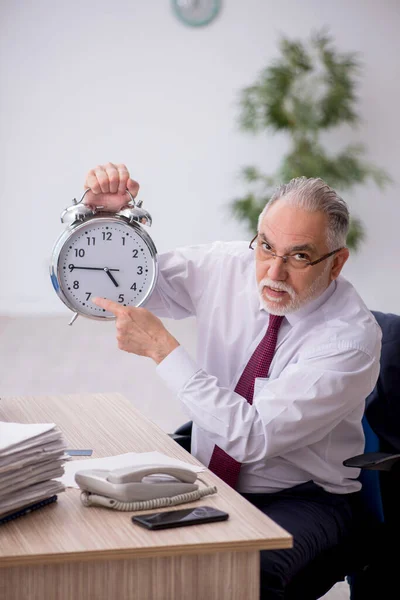 时间管理概念中的老员工 — 图库照片