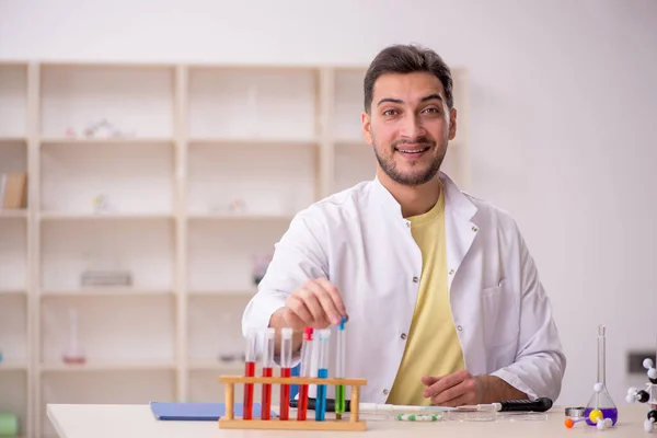 Young Chemist Sitting Lab — Foto Stock