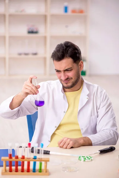 Νεαρός Χημικός Κάθεται Στο Εργαστήριο — Φωτογραφία Αρχείου