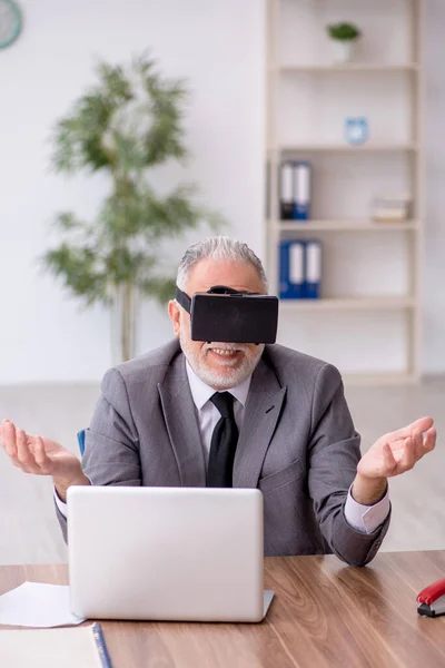 Alte Mitarbeiter Genießen Virtuelle Brille Arbeitsplatz — Stockfoto