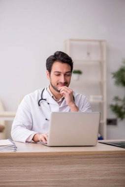 Teletıp konseptinde genç doktor
