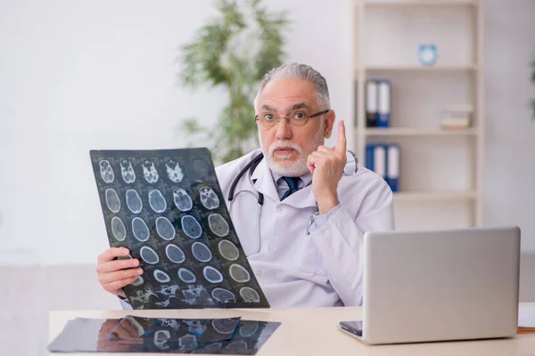 Alter Arzt Radiologe Arbeitet Der Klinik — Stockfoto