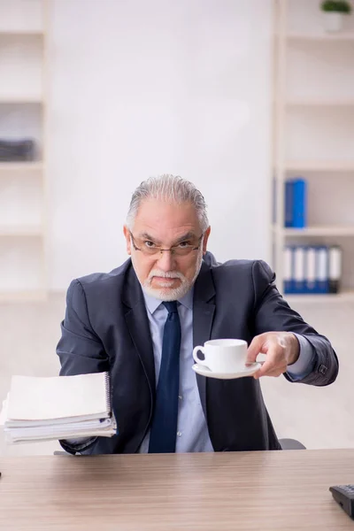 Old Employee Drinking Tea Workplace —  Fotos de Stock