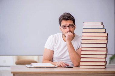 Sınıfta oturan genç öğrenci.