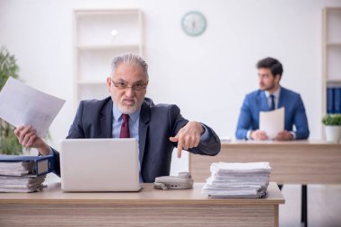 İş yerinde çalışan iki meslektaş