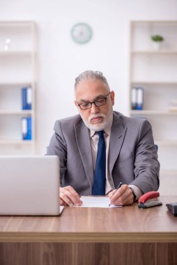 Ofiste çalışan eski bir çalışan.