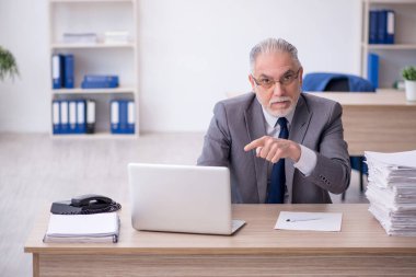 İş yerinde çalışan eski bir işadamı
