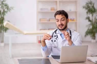 Genç doktor moleküler model üzerinde çalışıyor.