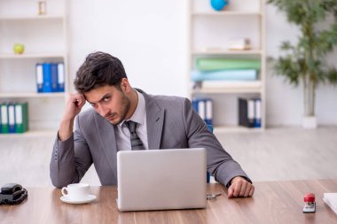 Ofiste çalışan genç bir çalışan.