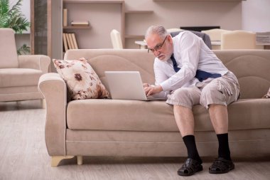 Salgın sırasında evden çalışan eski bir işadamı