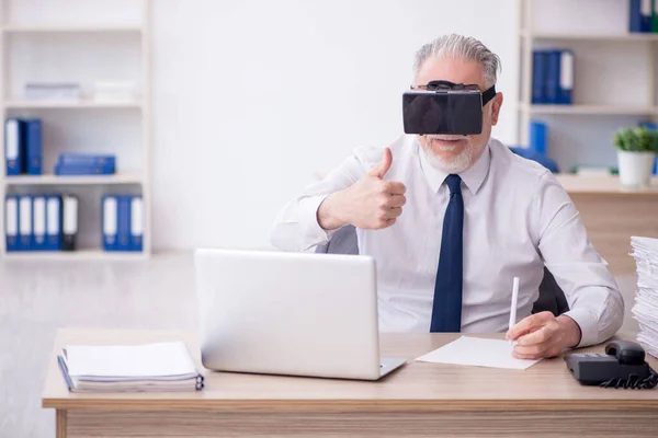 Old Businessman Employee Wearing Virtual Glasses Office — Stok Foto