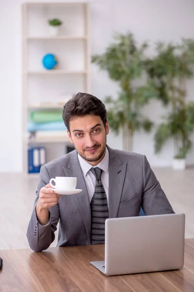 Jonge Werknemer Die Koffie Drinkt Tijdens Pauze — Stockfoto