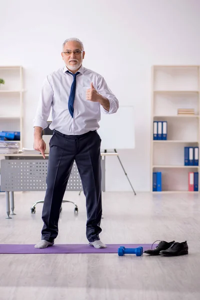 老一辈男性雇员在休息期间进行体育锻炼 — 图库照片