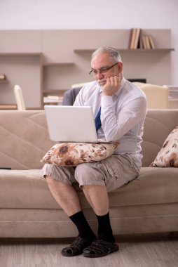 Salgın sırasında evden çalışan eski bir işadamı