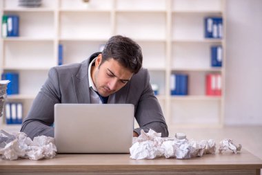 Beyin fırtınası konseptinde genç çalışan