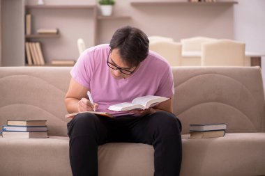 Evde sınava hazırlanan genç bir öğrenci.