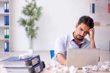 Reddedilmiş fikirler konseptinde genç işadamı
