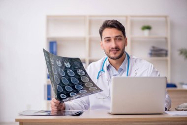 Hastanede çalışan genç doktor radyoloji uzmanı.