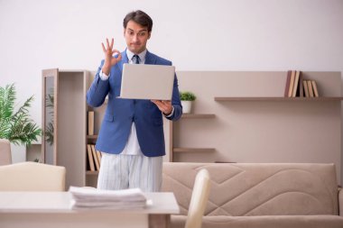 Salgın sırasında evden çalışan genç bir işadamı