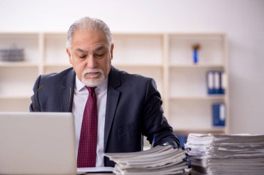 Ofiste çalışan eski bir işadamı.