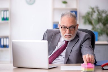 Old employee unhappy with excessive work at workplace