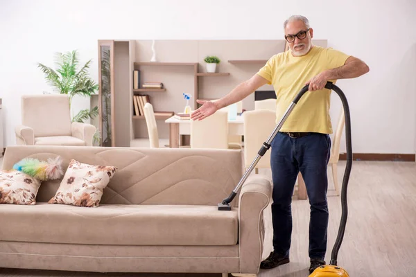 Yaşlı Adam Evi Temizliyor — Stok fotoğraf